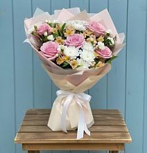 Букет цветов из:  Гвоздики, Орхидеи и Розы в Кузнечное