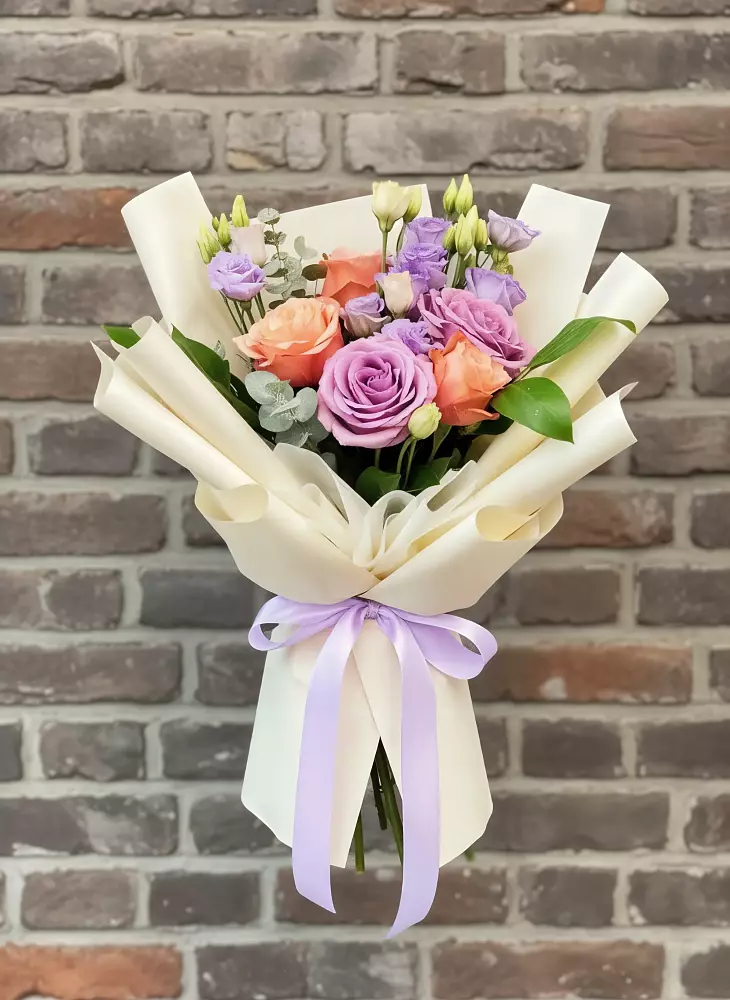 Букет цветов из: Лизиантусы и Розы в Кузнечное