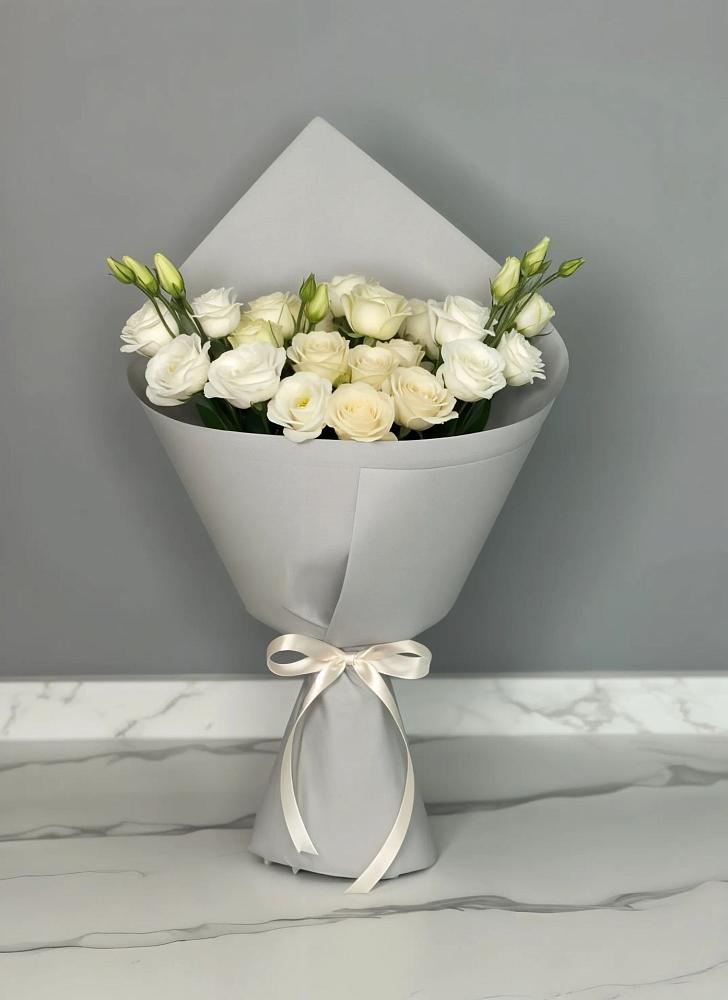 Букет цветов из: Розы и Лизиантусы в Кузнечное