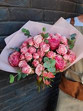 Букет розы в пальмах в Кузнечное Букет цветов из: Розы в Кузнечное