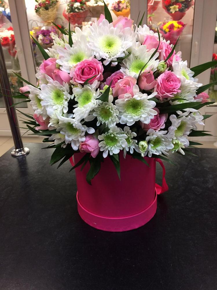 Цветочная композиция из Розы и Хризантемы в шляпной коробке в Кузнечное