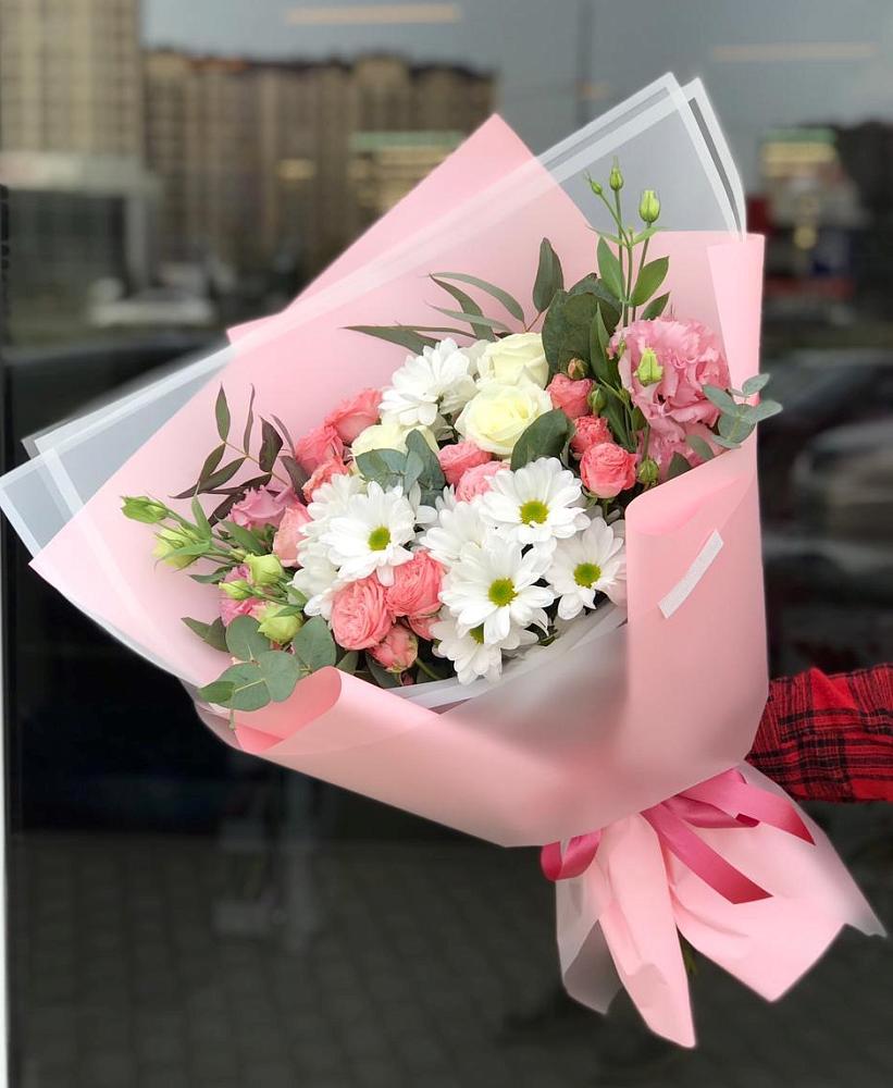 Букет нежный в Кузнечное Букет цветов из: Розы, Лизиантусы и Хризантемы в Кузнечное