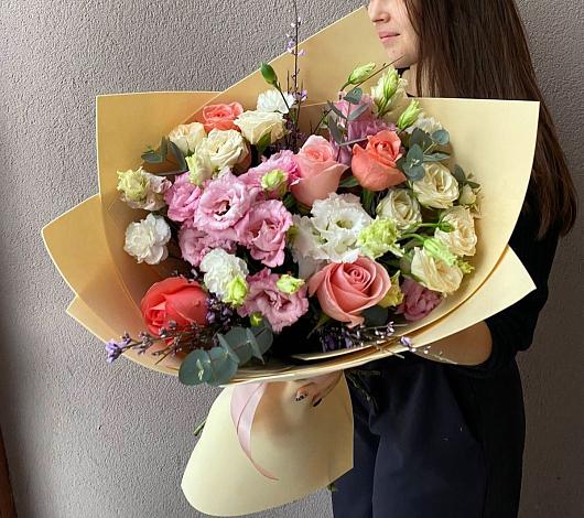 Букет цветов из: Розы, Лизиантусы и Гвоздики в Кузнечное