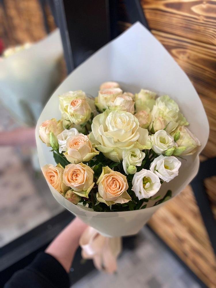 Букет цветов из: Розы и Лизиантусы в Кузнечное